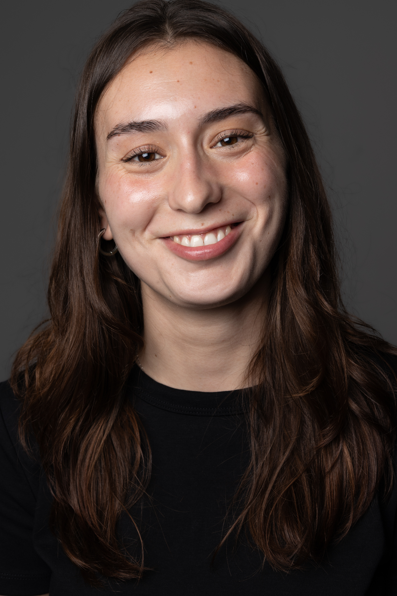 Ada Montserrat sonriendo en retrato de estudio