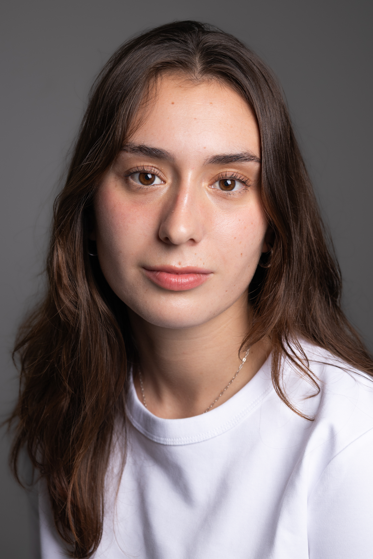 Ada Montserrat con camiseta blanca en retrato de estudio