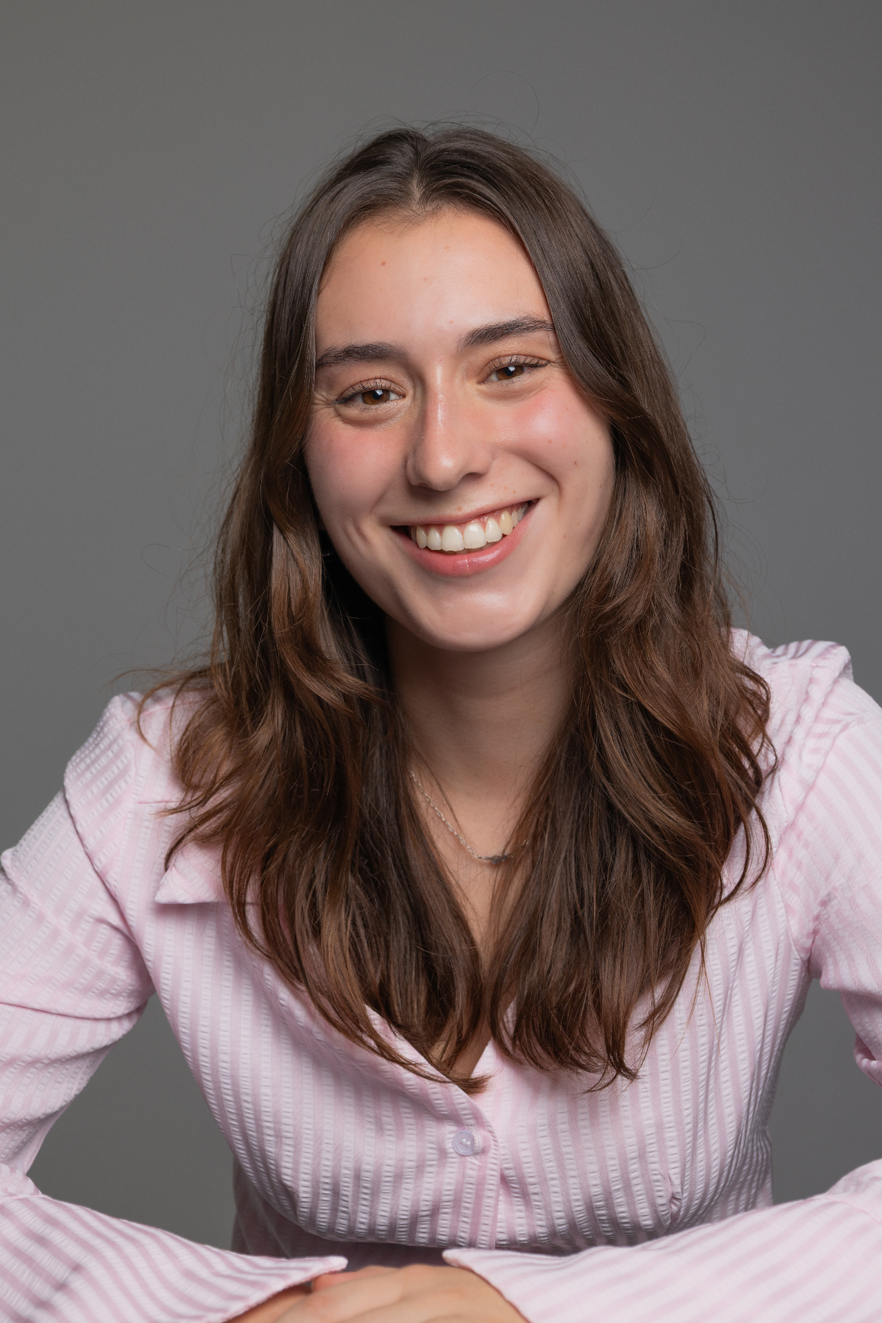 Ada Montserrat sonriendo con camisa rosa