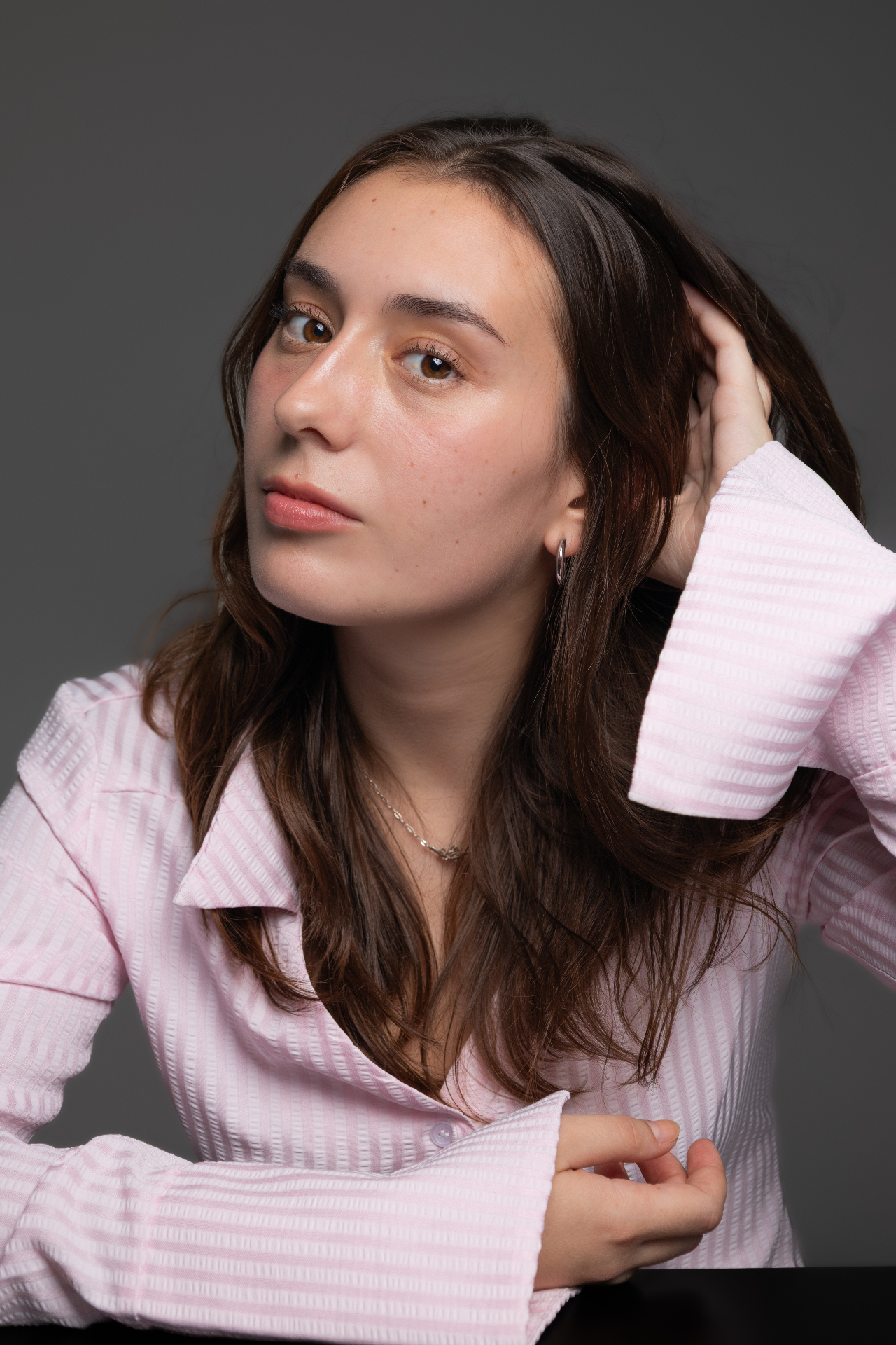 Ada Montserrat con camisa rosa en pose lateral