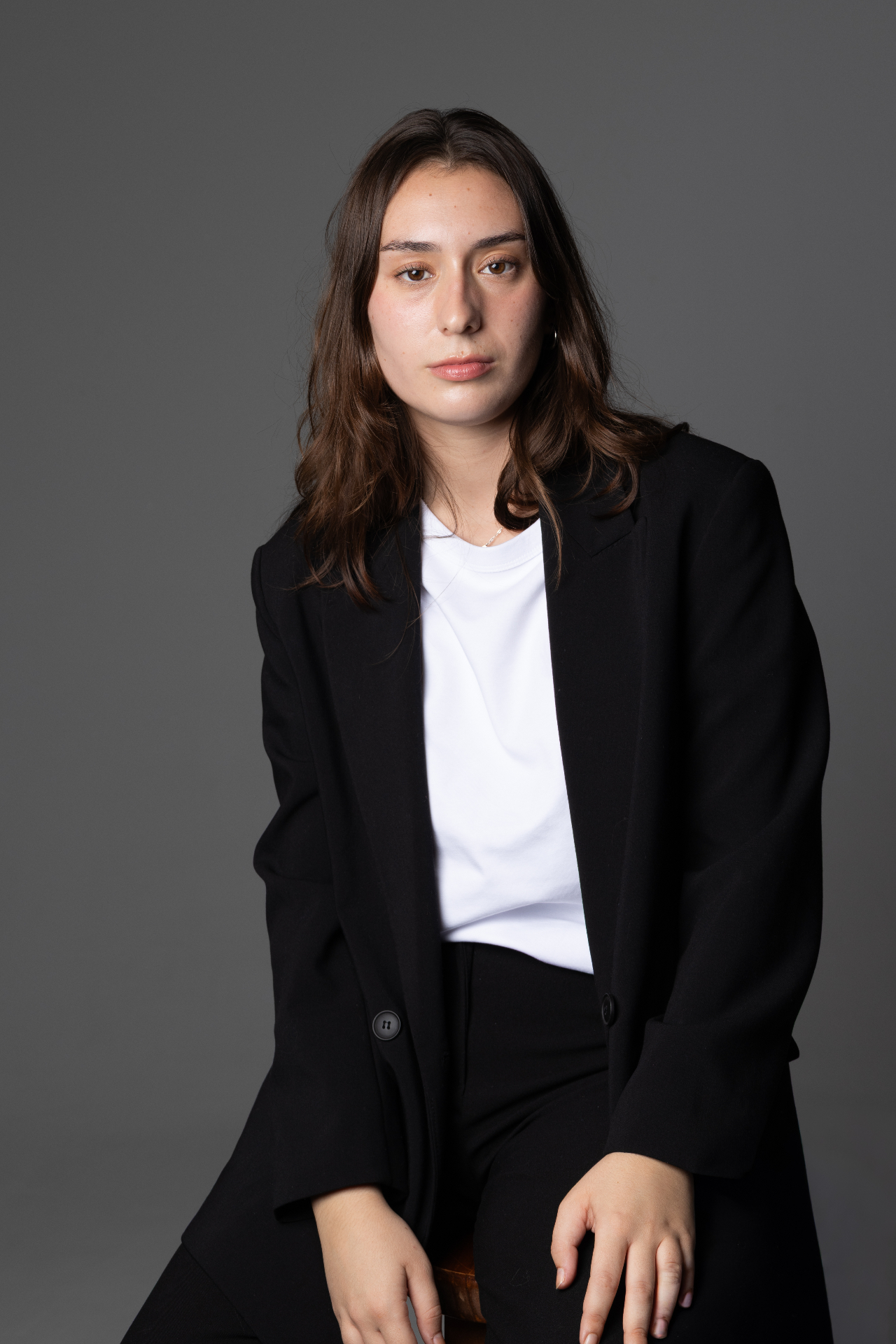 Ada Montserrat con blazer negro en plano medio