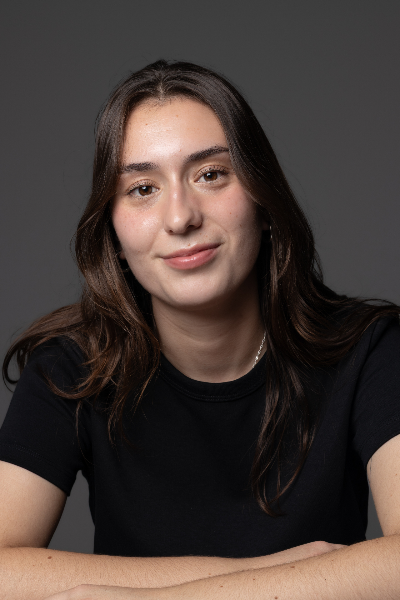 Ada Montserrat en retrato cercano apoyada sobre los brazos